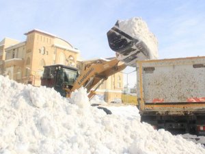 Hakkari'de 3 günde 500 kamyon kar taşındı
