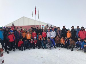 Yüksekova'da kayak yarışması yapıldı