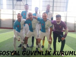 Kurumlar arası halı saha futbol turnuvası sürüyor