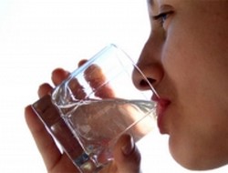 ‘Çok su içmek böbreğe zarar verir’
