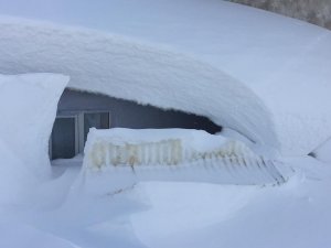 Kar 2 metreyi aştı, evlerin penceresine ulaştı