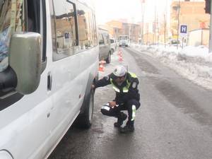 Hakkari’de trafik ekipleri kış lastiği uygulaması yaptı