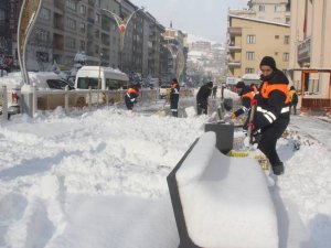 Hakkari'de 24 saat karla mücadele çalışması