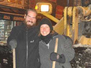 Alman çift, Yüksekova’da kar çalışması yaptı