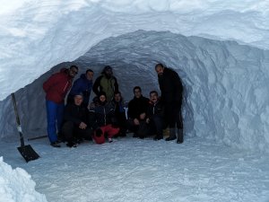 Cisad dağcıları gece kar mağarasında geçirdiler