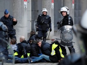Sarı Yelekliler Fransız polisiyle çatıştı