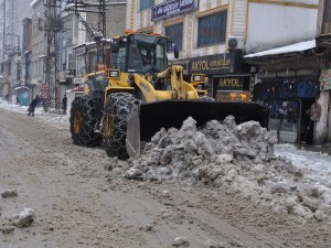 Yüksekova'da kar temizleme çalışması