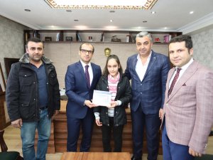 MHP’li Başkan Özbek başaralı öğrencilere tablet dağıttı