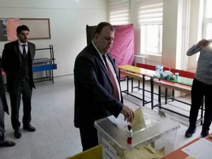 Başkan Karahanlı 1075 nolu sandıkta oy kullandı