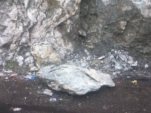 Mir Kalesi'nde düşen kayalar tehlike saçıyor
