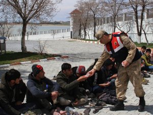 İki araçta 69 kaçak göçmen yakalandı