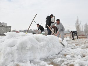 Yüksekova'da Nisan ayında kar mesaisi
