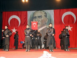 Reng-i Hakkari polisler için sahne aldı