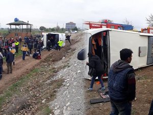 Öğrencileri taşıyan otobüs devrildi