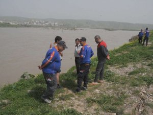 Nehre düşen gencin arama çalışmaları sürüyor