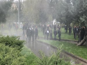 İzinsiz gösteriye polis müdahalesi