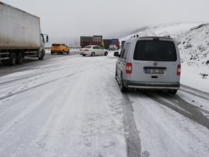 Kar yağışı ve buzlanma nedeniyle araçlar kaydı