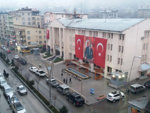 Belediye binasına dev Türk bayrağı ve Atatürk posteri asıldı