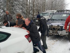 Yaylada kar nedeniyle mahsur kalan 10 kişi kurtarıldı