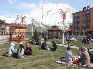 Hakkari’de Nevruz kutlaması ve fidan dikimi