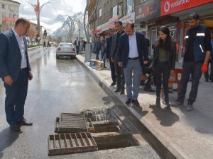 Hakkari’de yağmur suyu mazgalları temizlendi