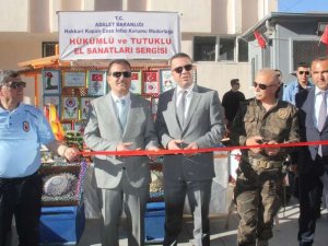 Hakkari’de mahkumların el emeği sergilendi