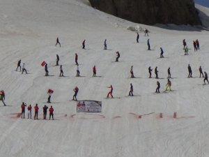 Gençler 2 bin 800 rakımda kayak yaptı