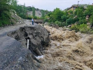 Hakkari’de iki mahalle yolu tehlike saçıyor