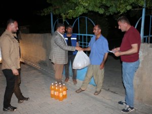 Tüm beldenin bayramlık şekerini karşıladı