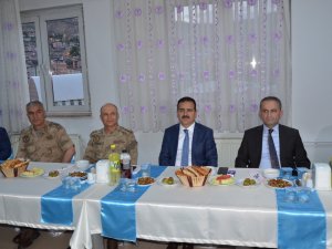 Vali Akbıyık sağlık çalışanları ile iftar açtı