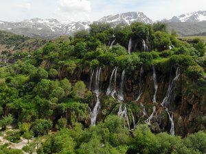 Girlevik Şelalesi göz kamaştırıyor...