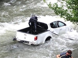 Araba dereye uçtu: 1 ölü, 2 yaralı