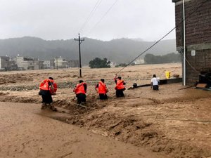 Sel yıkıp geçmeye davam ediyor: 49 ölü