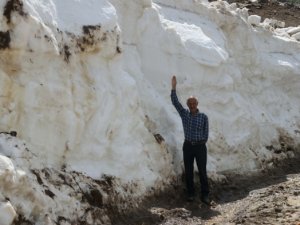 Yaz mevsiminde 5 metre karla mücadele