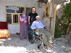 Engelli vatandaşlara klozet destekli tekerlekli sandalye