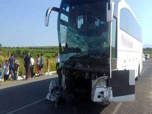 otobüs ve minibüs çarpıştı: 6 ölü, 8 yaralı