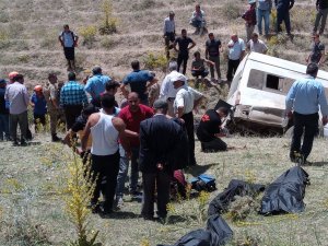 Göçmenleri taşıyan minibüs takla attı: 10 ölü, 25 yaralı