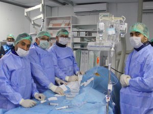 Kardiyoloji hekimleri ameliyatsız kalp deliği kapattı