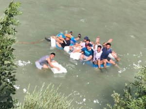 Zap suyunda köy usulü Rafting heyecanı