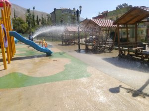 Hakkari 15 Temmuz parkı tazyikli suyla yıkandı