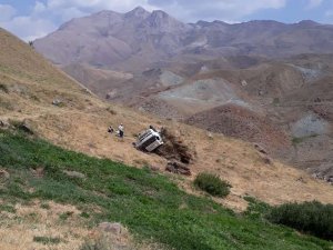 Ot bağları yükle kamyonet devrildi: 1 yaralı