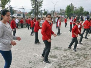 Öğrenciler yeni eğitim yılına dansla başladı
