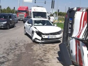 Ambulans ile otomobil çarpıştı: 7 yaralı
