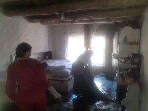 Hakkari'de evleri yanan yeni evli çift yardım eli bekliyor