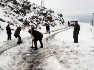 Şırnak Uludere'de sürücülerin kar sınavı