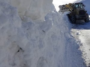 Kar kalınlığı yer yer 2-3 metreyi buldu!