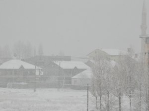 Yüksekova'da kar yağışı başladı...