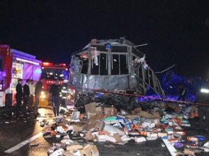 Kargo kamyonu ile otobüs çarpıştı; 2 ölü 26 yaralı