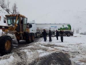 Kar yağdı araçlar yolda mahsur kaldı
