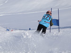 Hakkari'de  Kayak İl birinciliği yarışması düzenlendi